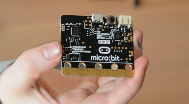 Codage pour les enfants - BBC micro: bit Review 6 muo-hardwarereviews-microbit-portrait2