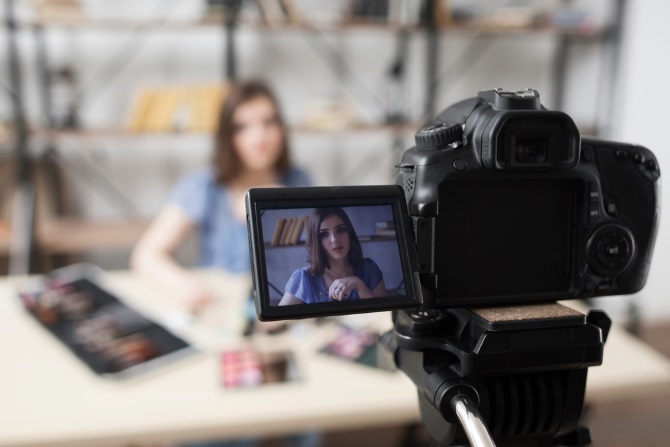 7 choses dont vous avez besoin pour créer un studio YouTube à faible coût 6 maquillage studio youtube