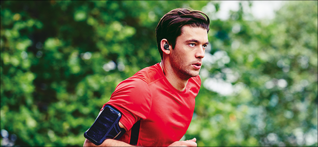 Vos appareils Bluetooth pourraient-ils être piratés en 2019? 6 Homme qui court avec des écouteurs Bluetooth.
